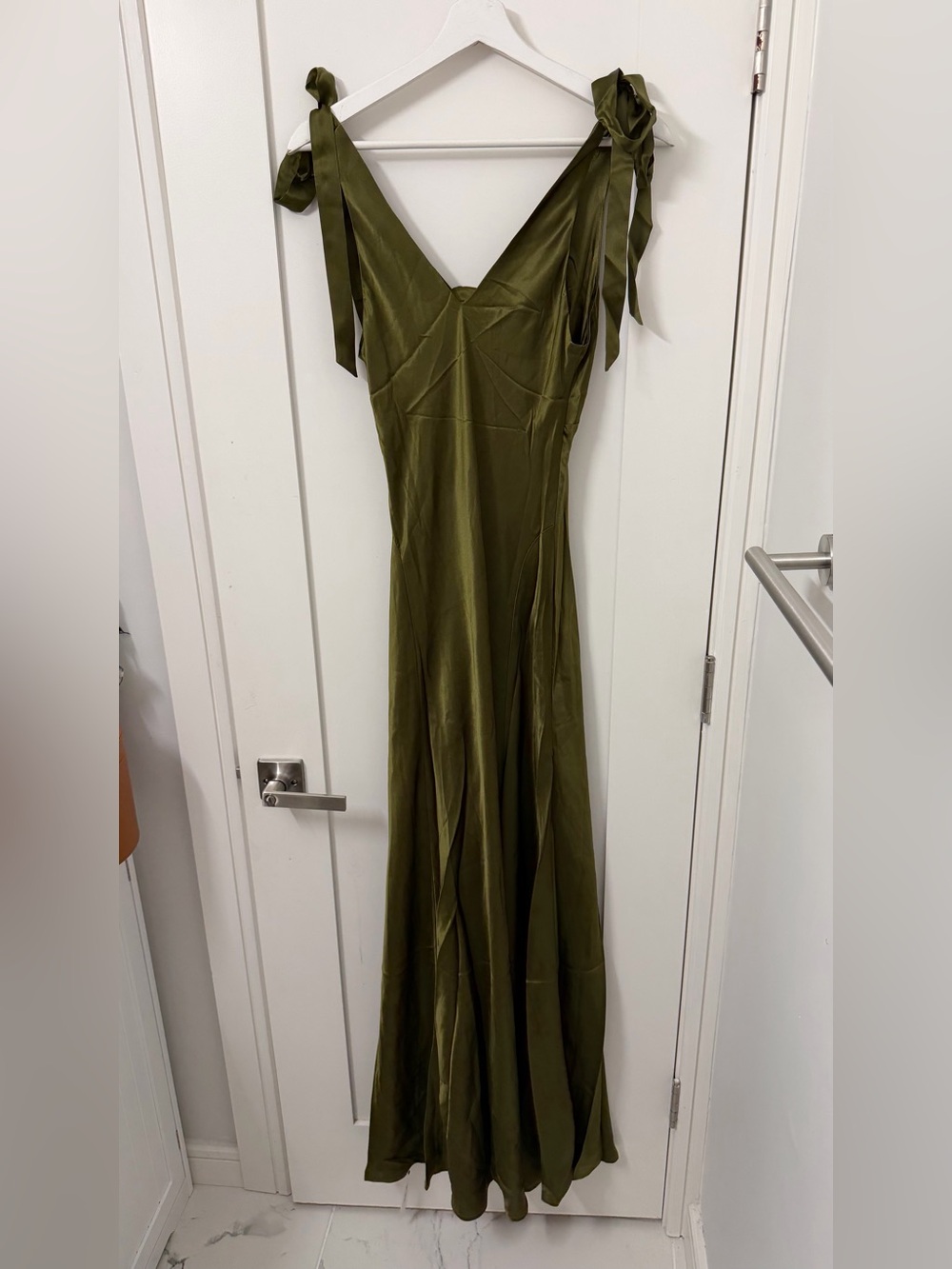 Reformation Pernille Dress in Moss Garden - Picture 3 of 8